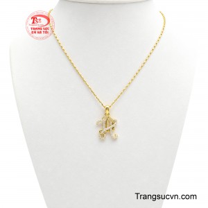 Bộ Dây Chuyền Chữ Kiều Diễm nổi bật với mặt dây chuyền được kết hợp cùng sợi dây chuyền vàng thiết kế mắt xích cách điệu, đan xen những đường nét thanh mảnh và chắc chắn, tạo nên tổng thể hài hòa, sang trọng. 