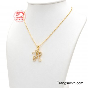 Sắc vàng óng ánh của sợi dây tôn lên vẻ nổi bật của mặt chữ đính đá trắng lấp lánh, mang đến hiệu ứng bắt sáng tinh tế ở mọi góc nhìn.