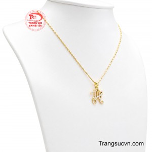 Sự kết hợp giữa kiểu dáng dây hiện đại và mặt chữ nghệ thuật giúp món trang sức vừa cuốn hút, vừa thể hiện phong cách riêng đầy kiêu sa và quý phái. 