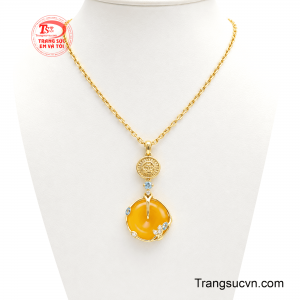 Bộ Dây Chuyền Nhật Hoàng Vượng Khí là thiết kế mang vẻ đẹp quyền quý, nổi bật với sự kết hợp hài hòa giữa mã não vàng, Topaz xanh và các loại đá quý trên nền vàng sang trọng. 