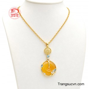 Trung tâm mặt dây là viên mã não vàng rực rỡ, được tạo hình đồng điếu như vầng thái dương, tượng trưng cho ánh sáng, sinh khí và nguồn năng lượng dồi dào. 