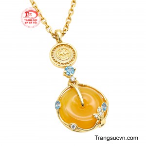 Phần dây chuyền sử dụng mắt xích vàng bản vừa, thiết kế chắc chắn nhưng vẫn thanh thoát, giúp nâng đỡ mặt dây và tạo sự cân đối cho tổng thể. 