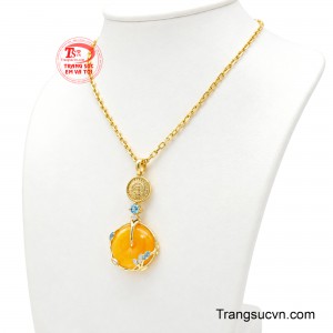 Đặc biệt, hình ảnh cành vàng lá ngọc quấn quanh mặt trời mang ý nghĩa về sự sinh trưởng, hội tụ sinh khí, tài lộc và thịnh vượng.