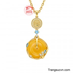 Các chi tiết vàng được xử lý xen kẽ giữa bề mặt bóng sáng và những đường chạm khắc tinh tế, khiến bộ trang sức bắt sáng nổi bật ở từng góc nhìn. 