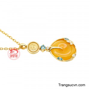 Nhật Hoàng Vượng Khí vì thế không chỉ là một bộ trang sức đá quý cầu kỳ mà còn là sự kết hợp giữa ánh sáng, sắc ngọc và nghệ thuật chế tác.