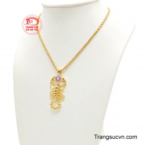 Điểm nhấn nổi bật là viên sapphire sao lấp lánh tăng chiều sâu cho tổng thể. 