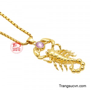 Dây chuyền mắt xích vàng đi kèm tạo sự đồng điệu, giúp tổng thể vừa sang trọng vừa nổi bật khi đeo.