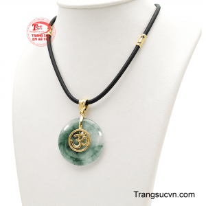 Mặt cẩm thạch được tạo hình đồng điếu nổi bật những đường vân xanh tự nhiên tạo nên vẻ đẹp riêng cho từng viên đá. 