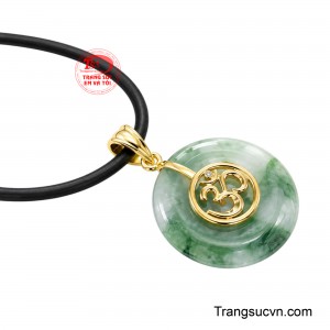 Sự tương phản giữa xanh ngọc, vàng và đen giúp tổng thể trở nên sang trọng, phù hợp với phong cách quý ông hiện đại.