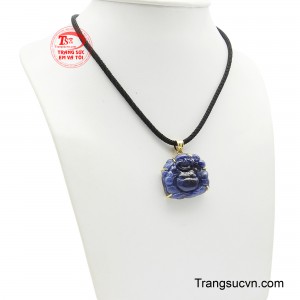 Sắc xanh tự nhiên của sapphire mang chiều sâu, làm tăng vẻ đẹp nguyên bản của viên đá. 