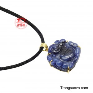 Các chấu vàng ôm quanh viên đá vừa tăng độ chắc chắn vừa tạo nên tổng thể nam tính, khỏe khoắn.