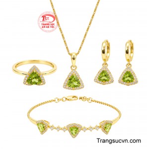 Bộ Trang Sức Peridot Kiều Diễm là sự kết hợp tinh tế giữa sắc vàng óng ánh sang trọng và vẻ đẹp tươi mới của đá Peridot xanh chuối.