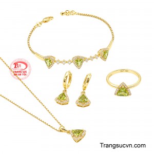 Sắc xanh rực rỡ của Peridot mang đến cảm giác trẻ trung, thanh lịch, đồng thời tôn lên nét nữ tính và khí chất quý phái của người đeo.