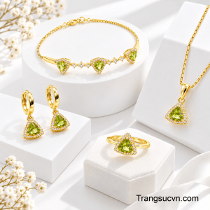 Từng đường nét được chăm chút hài hòa, giúp bộ trang sức vừa nổi bật trong những buổi tiệc sang trọng, vừa phù hợp khi tham dự các sự kiện đặc biệt hoặc làm quà tặng ý nghĩa dành cho người thân yêu. 