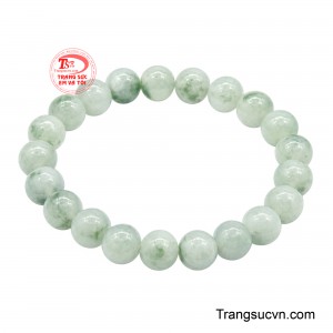 Sự kết hợp hài hòa giữa sắc trắng xanh và những vệt hoa tự nhiên giúp dễ dàng tôn lên vẻ thanh lịch của người đeo. 