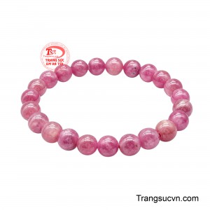 Sắc đỏ tự nhiên của ruby giúp chuỗi tay bắt sáng tinh tế ở mỗi chuyển động.