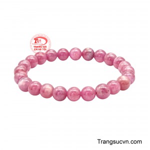 Những viên ruby được xâu chuỗi hài hòa, tạo nên tổng thể mềm mại nhưng vẫn có điểm nhấn đầy cuốn hút trên cổ tay. 