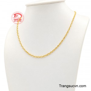Các mắt xích được chế tác tinh gọn, bề mặt vàng bắt sáng nhẹ nhàng, tạo hiệu ứng lấp lánh sang trọng theo từng chuyển động. 