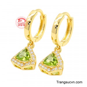 Hoa Tai Peridot Kiều Diễm nổi bật với sắc xanh lục vàng tươi sáng của đá Peridot, kết hợp cùng ánh vàng óng ánh và những viên đá trắng lấp lánh. 