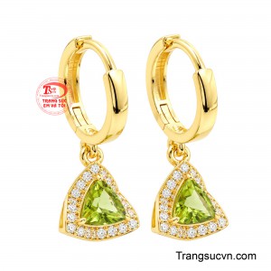 Sắc xanh lục gợi liên tưởng đến sức sống, sự cân bằng và thịnh vượng, khiến đôi hoa tai trở thành món trang sức vừa đẹp mắt vừa mang ý nghĩa tinh thần đối với người yêu thích đá quý phong thủy. 