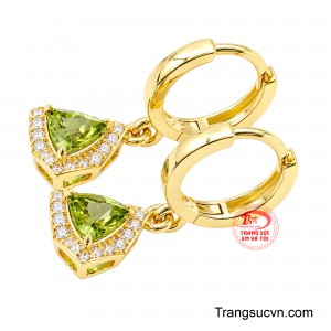 Hoa Tai Peridot Kiều Diễm là lựa chọn lý tưởng dành cho người phụ nữ yêu vẻ đẹp tinh tế, muốn tôn lên nét rạng rỡ và khẳng định phong cách riêng.