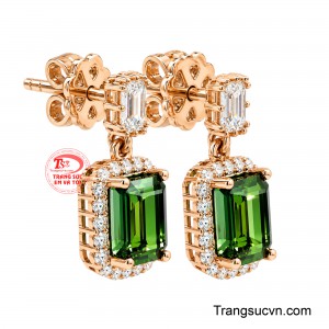 Sở hữu sắc xanh lục đầy mê hoặc, Hoa Tai Tourmaline Đẳng Cấp là sự kết hợp tinh tế giữa vẻ đẹp cuốn hút của đá quý và nét sang trọng của vàng hồng.