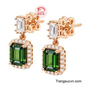 Viên đá Tourmaline cắt giác chữ nhật emerald nổi bật với chiều sâu quang học ấn tượng.