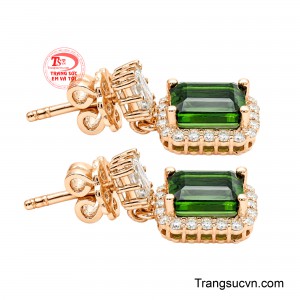 Được bao quanh bởi những viên đá moissanite lấp lánh, tạo nên hiệu ứng tương phản đầy cuốn hút. 