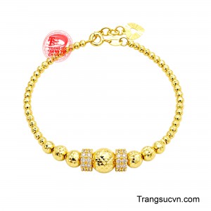 Lắc Tay Bi Vàng Kiều Diễm mang vẻ đẹp thanh lịch, nữ tính với những hạt bi vàng được cắt phay tinh xảo, tạo hiệu ứng bắt sáng lấp lánh theo từng chuyển động. 