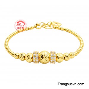 Các hạt bi được sắp xếp chuyển dần kích thước, giúp tổng thể chiếc lắc mềm mại và cân đối.