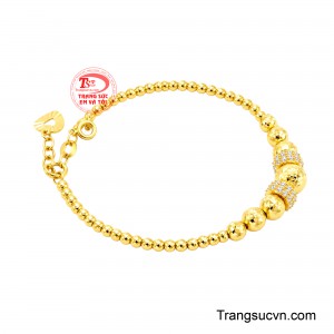 Bề mặt phay cắt đa giác phản chiếu ánh sáng rực rỡ nhưng vẫn giữ nét tinh tế của vàng. 