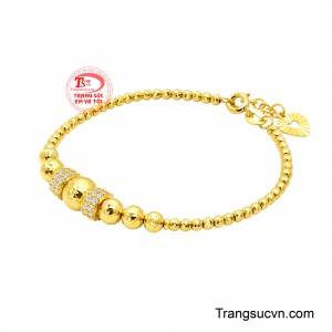 Thiết kế thanh mảnh, nhẹ nhàng, phù hợp đeo hằng ngày hoặc kết hợp cùng nhiều loại trang sức khác.