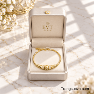 Một món trang sức nhỏ nhưng đủ để tạo dấu ấn riêng trên cổ tay.