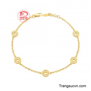 Lắc Tay Nữ Vàng Kim Tiền sở hữu thiết kế thanh mảnh nhưng vô cùng cuốn hút. 
