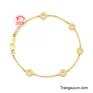 Nổi bật trên dải dây mềm mại là các họa tiết đồng tiền may mắn được chế tác tỉ mỉ, giúp tạo điểm nhấn lấp lánh và sang trọng cho cổ tay.