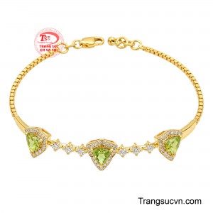 Tỏa sáng với vẻ đẹp thanh lịch và sang trọng, Lắc Tay Peridot Vàng Kiều Diễm là sự kết hợp tinh tế giữa sắc vàng óng ánh, những viên Peridot xanh lục dịu mát và các viên đá cz lấp lánh.
