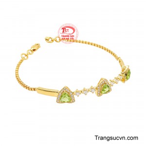 Peridot thường được liên tưởng đến sự phát triển, may mắn, thịnh vượng và nguồn năng lượng tích cực. 