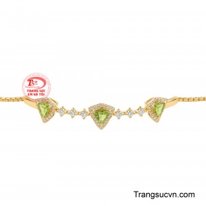 Sắc xanh lục tượng trưng cho sức sống và sự cân bằng, giúp món trang sức không chỉ đẹp mắt mà còn mang ý nghĩa tinh thần tốt lành đối với người yêu thích đá quý phong thủy.