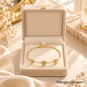 Lắc Tay Peridot Vàng Kiều Diễm là lựa chọn dành cho người phụ nữ yêu vẻ đẹp tinh tế, muốn tạo điểm nhấn sang trọng và thể hiện phong cách riêng qua từng chi tiết.