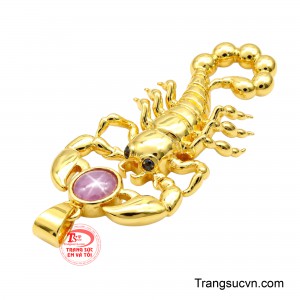Trung tâm mặt dây được chế tác với viên Sapphire sao quý phái, nổi bật hiệu ứng ánh sao lụa hội tụ trên bề mặt viên đá khi gặp ánh sáng.
