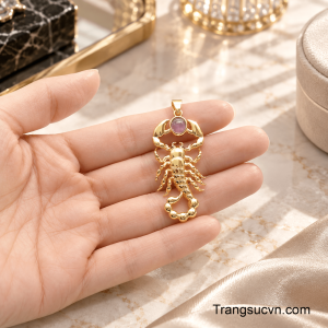 Mặt Dây Bọ Cạp Vượng Khí là sự kết hợp giữa vẻ đẹp huyền bí của Sapphire sao và biểu tượng mạnh mẽ của bọ cạp, tạo nên một món trang sức vừa ấn tượng vừa giàu ý nghĩa.
