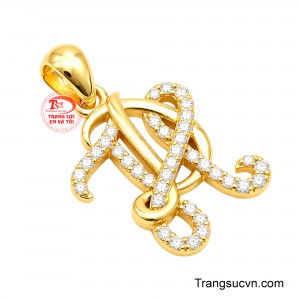 Phần mặt chữ được chế tác tinh xảo, hài hòa giữa những đường cong duyên dáng và chi tiết đính đá nổi bật. 