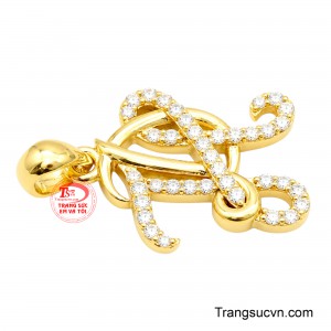 Mang đến hiệu ứng bắt sáng rực rỡ và tôn lên nét sang trọng cho người đeo. 