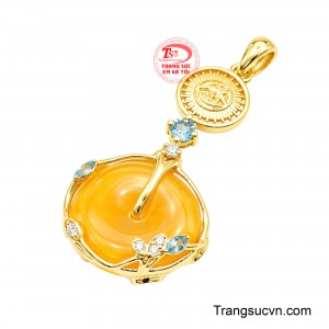 Trung tâm mặt dây là viên mã não được tạo hình đồng điếu tinh xảo uy nghi.
