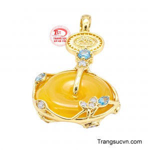 Kết hợp hài hòa giữa đá mã não, cùng topaz điểm xuyết trên nền vàng sang trọng.