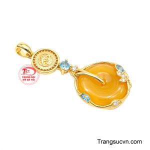 Lấy cảm hứng từ mặt trời gợi lên vẻ quyền quý, mạnh mẽ và nguồn năng lượng rực rỡ. 