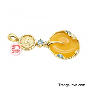 Tạo hình cành vàng lá ngọc tinh xảo, mềm mại tôn lên vẻ cao quý cùng giá trị trường tồn của mẫu thiết kế.