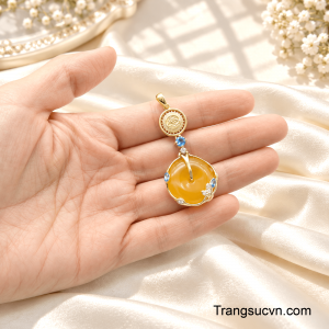 Đây là thiết kế phù hợp với người yêu trang sức mang vẻ đẹp sang trọng, quyền quý và khí chất nổi bật, vừa có giá trị thẩm mỹ vừa mang ý nghĩa biểu tượng may mắn, vượng khí.