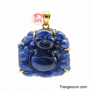Mặt Phật Di Lặc Sapphire Bọc Vàng gây ấn tượng với hình tượng Đức Phật Di Lặc được chạm khắc trên khối Sapphire xanh lam tự nhiên. 