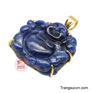 Phần đá được chế tác tỉ mỉ, giữ lại những đường nét mềm mại của khuôn mặt, thần thái và các chi tiết trên thân tượng.